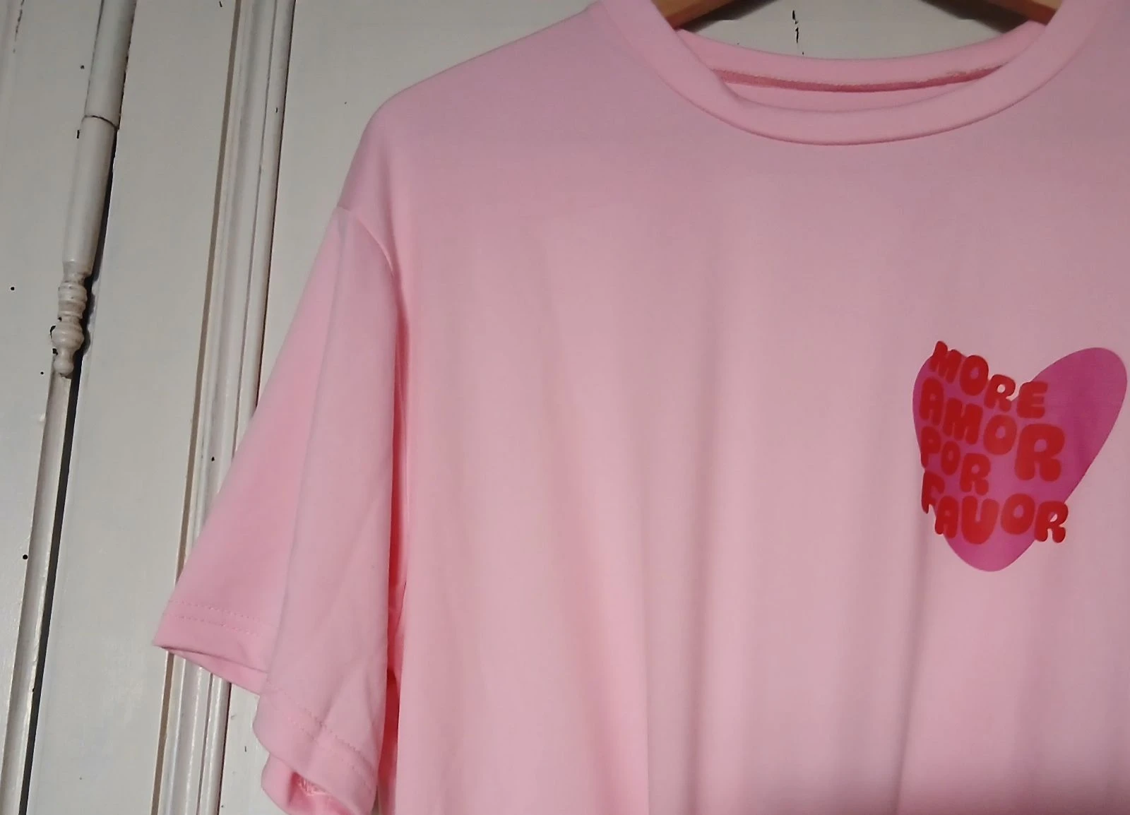 Camiseta rosa con hebilla e impresión More Amor Por Favor - Talla XXL – photo 4